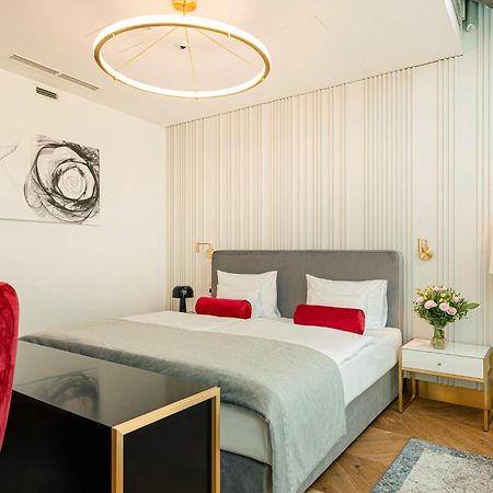 Hotel Ferreus Modern Art Deco Krakau Buitenkant foto A bedroom at the hotel