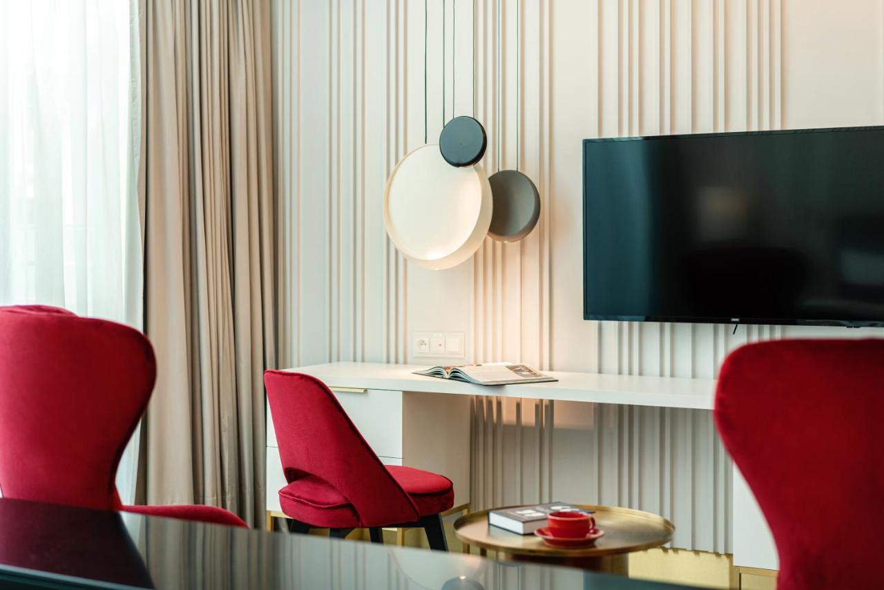 Hotel Ferreus Modern Art Deco Krakau Buitenkant foto The interior of a suite at the hotel