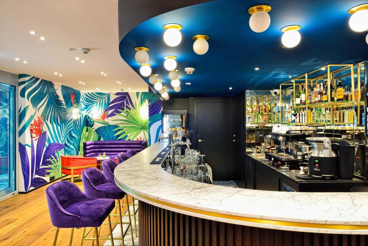Hotel Ferreus Modern Art Deco Krakau Buitenkant foto The bar at the 2019-opened restaurant
