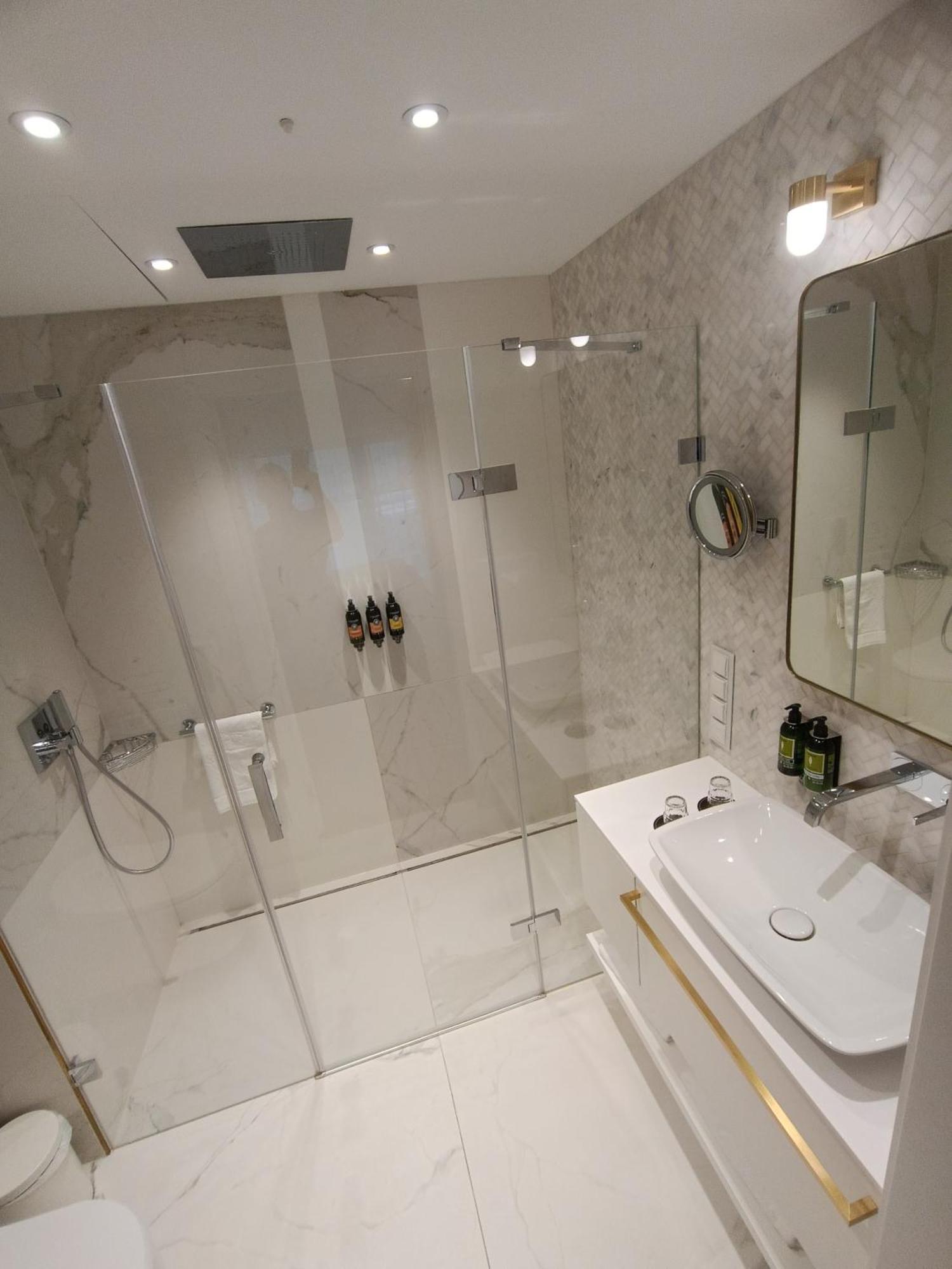 Hotel Ferreus Modern Art Deco Krakau Buitenkant foto A shower enclosure