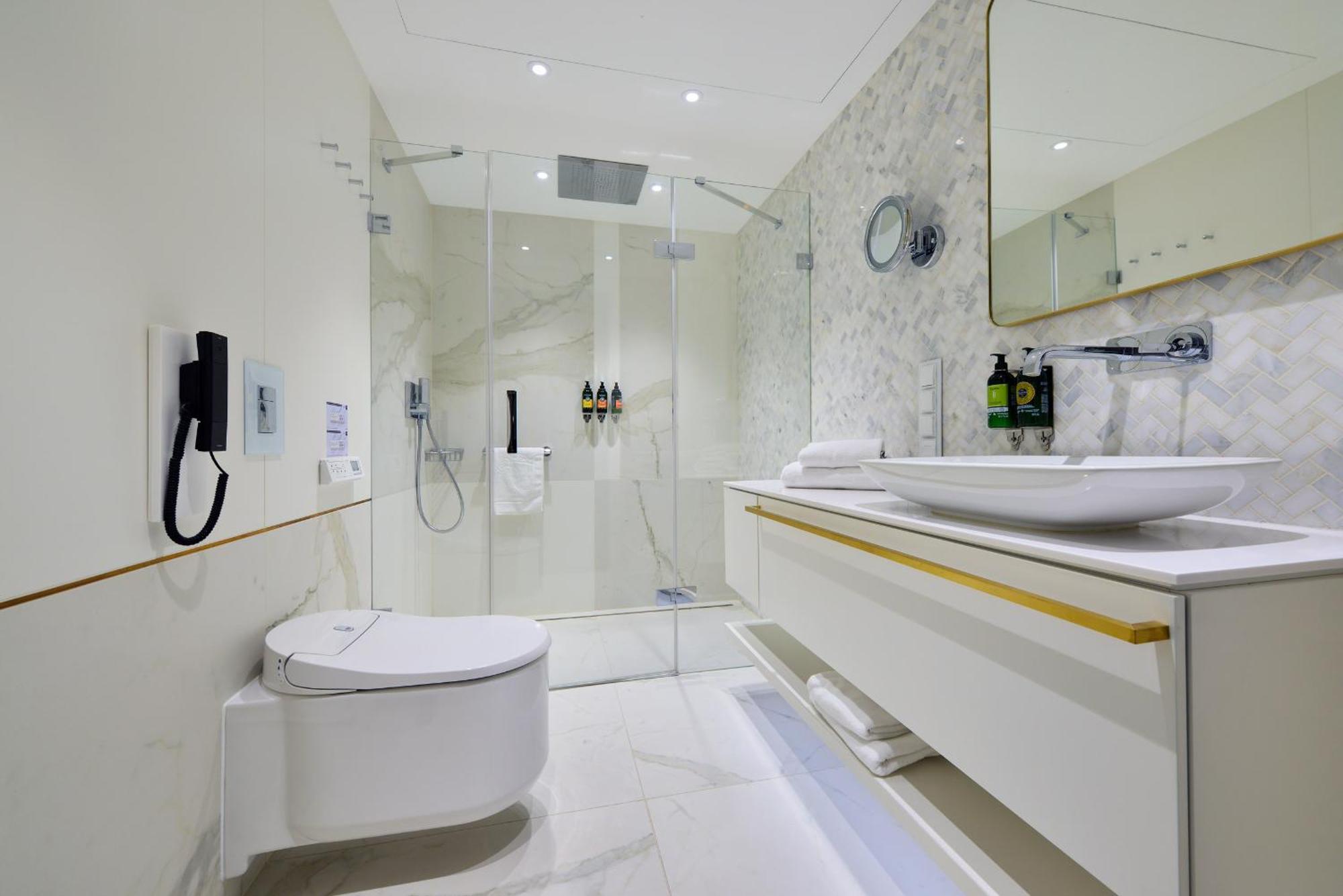 Hotel Ferreus Modern Art Deco Krakau Buitenkant foto A modern bathroom