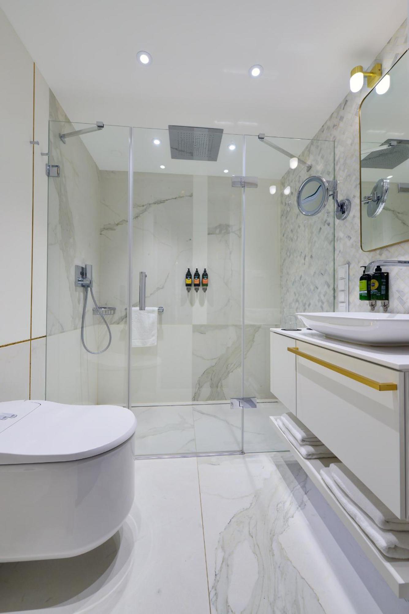 Hotel Ferreus Modern Art Deco Krakau Buitenkant foto A shower enclosure